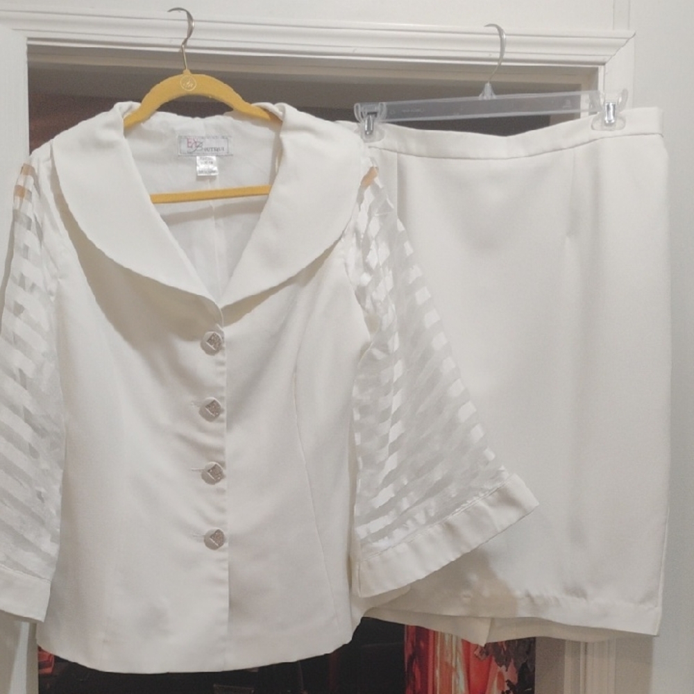 Women's White Pencil Skirt - Classic Clean Finish